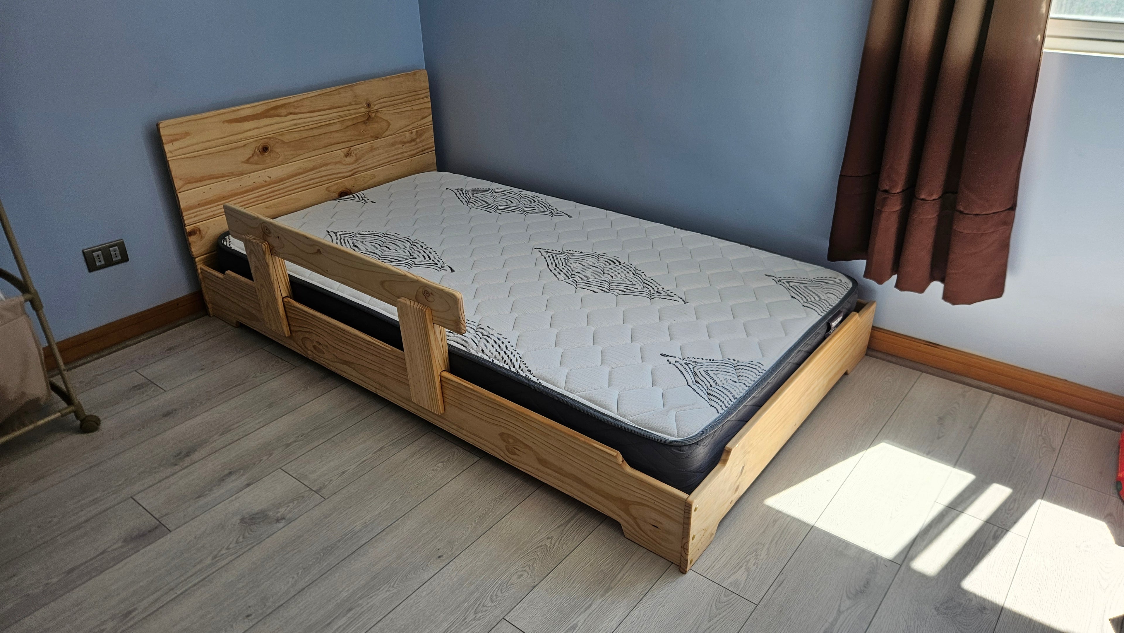 Cama Montessori Con Respaldo Y Baranda
